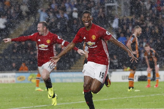 Ibrahimovic bất lực, MU thắng phút bù giờ nhờ Rashford
