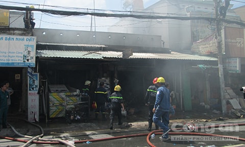 Người dân đục tường cứu cụ bà kẹt trong ngôi nhà bốc cháy