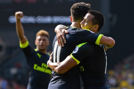 Sanchez tỏa sáng, Arsenal thắng trận đầu ở Ngoại hạng Anh