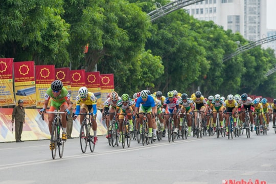 Sôi nổi cuộc đua xe đạp quốc tế VTV Cúp Tôn Hoa Sen