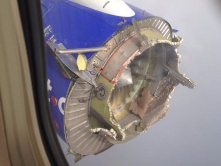 Động cơ hỏng nặng, máy bay chở hơn 100 người hạ cánh khẩn