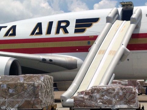 Máy bay của Mỹ gặp sự cố khi đáp xuống sân bay Tân Sơn Nhất