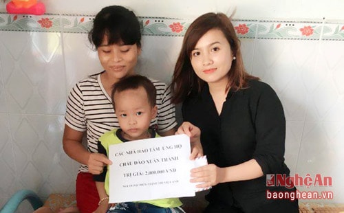 Trao tiền ủng hộ cháu bé bị ung thư máu