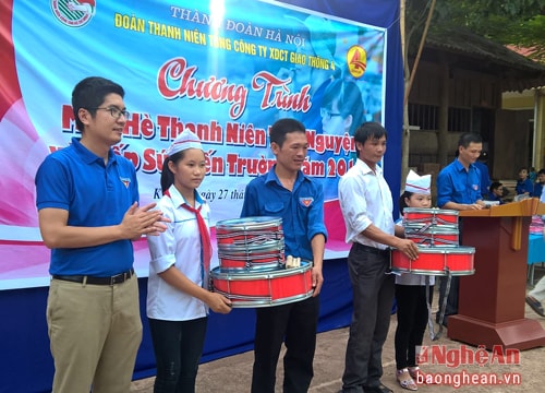 CIENCO4  tặng quà trị giá hơn 100 triệu đồng cho trẻ em nghèo Kỳ Sơn