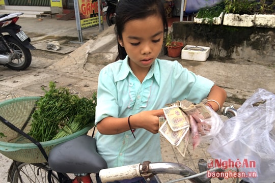 Những em nhỏ vùng cao 'chạy chợ' kiếm tiền học