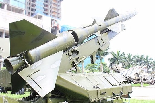 Cận cảnh tên lửa SAM-2 từng hạ gục pháo đài bay B-52 của Mỹ