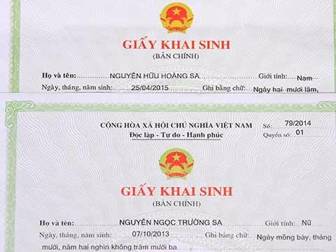 Công dân sinh ra được trao giấy khai sinh và tặng hoa tại nhà