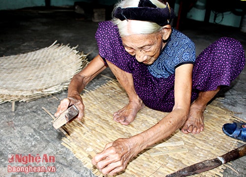 Cụ bà 95 tuổi say mê nghề đan lát