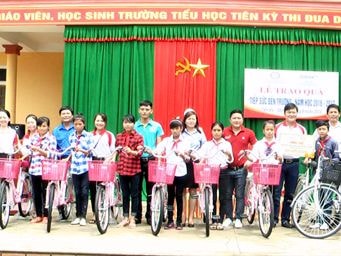 Cán bộ ngân hàng tặng quà cho học sinh nghèo Tân Kỳ