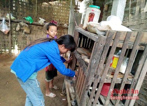 Xót xa cảnh 3 chị em côi cút