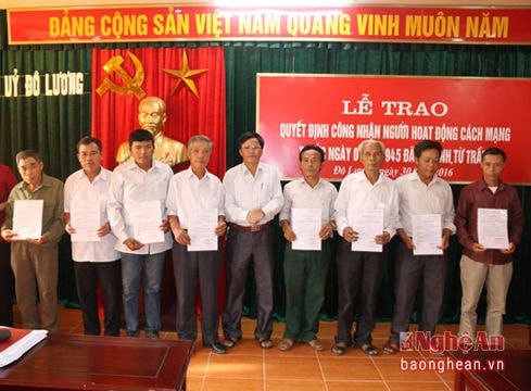 Trao quyết định công nhận người hoạt động cách mạng trước ngày 1/1/1945