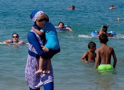 Burkini - bộ đồ bơi 'không đơn giản'