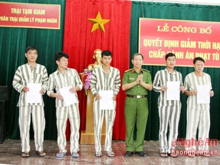 Công bố quyết định giảm thời hạn chấp hành án phạt tù cho 35 phạm nhân