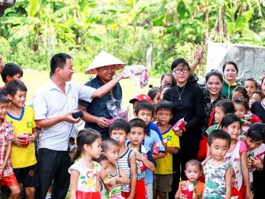 Tặng quà cho đồng bào tái định cư xã Ngọc Lâm