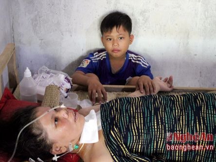 Xót xa tiếng khóc con trẻ: 'Mẹ ơi, con xin mẹ đừng chết'