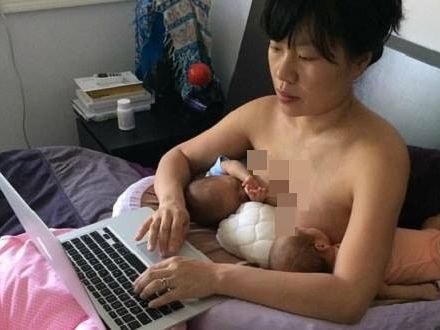 Bà mẹ vừa làm việc vừa cho hai con bú gây sốt mạng xã hội