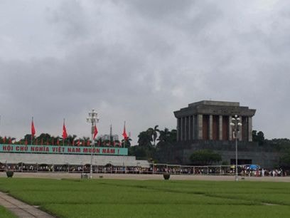 Hàng nghìn người xếp hàng vào Lăng viếng Bác trong ngày Tết độc lập