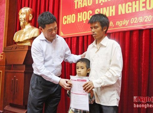 Tổng kiểm toán Nhà nước tặng sổ tiết kiệm cho học sinh nghèo Nghệ An