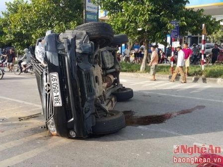 Fortuner đâm đuôi xe 4 chỗ văng qua dải phân cách giữa thành phố Vinh
