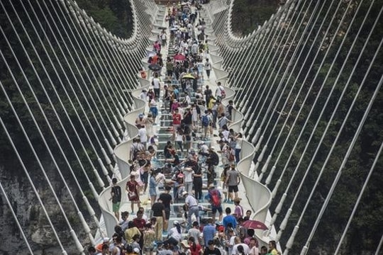 Trung Quốc: Cầu kính dài nhất thế giới tạm ngưng hoạt động