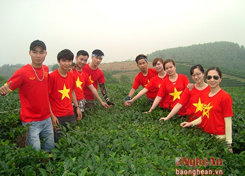 Hàng nghìn người đổ về đảo Chè, Thác Mưa dịp lễ