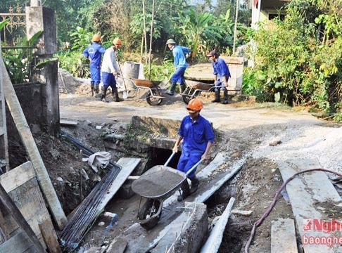 Hỗ trợ đầu tư làm đường giao thông và xây dựng kênh mương nội đồng