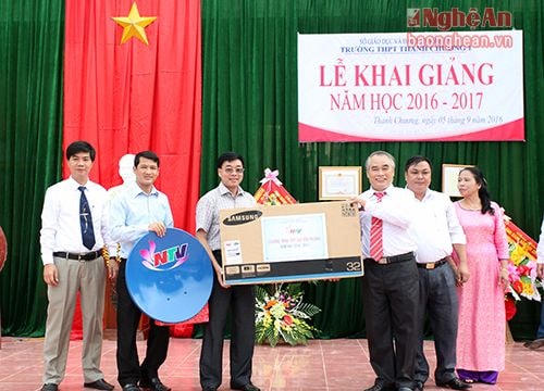 Phó Bí thư Tỉnh ủy Nguyễn Văn Thông dự Lễ khai giảng tại trường THPT Thanh Chương 1