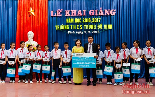 Công ty Bảo hiểm Nhân Thọ Fubon Life trao 40 suất quà cho học sinh nghèo vượt khó