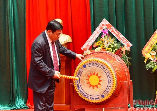 Chủ tịch UBND tỉnh đánh trống khai giảng ở Trường THPT Huỳnh Thúc Kháng
