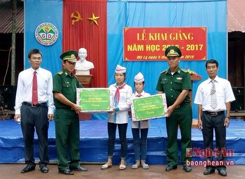 Trao 97 suất học bổng cho học sinh nghèo vượt khó học giỏi