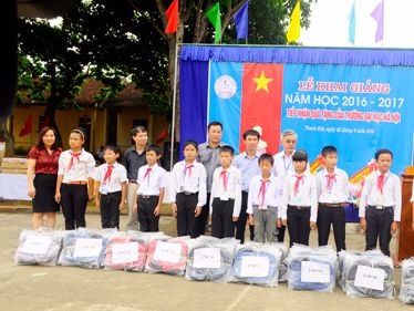 Sôi nổi các hoạt động tặng quà học sinh nghèo nhân dịp khai giảng năm học mới