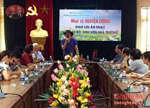Nhạc sĩ Nguyễn Cường giao lưu tại Trường CĐVHNT Nghệ An
