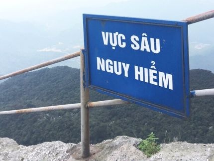 Trèo lan can đi vệ sinh, du khách rơi xuống vực