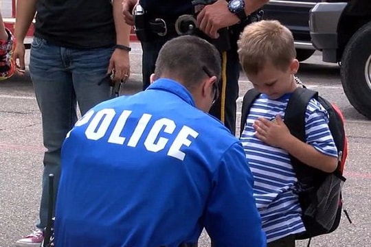 Sự thật về câu chuyện cậu bé 4 tuổi đi khai giảng với 18 cảnh sát