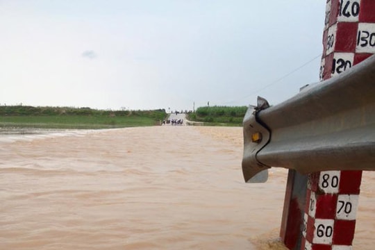 Lũ dâng ngập tràn sông Hiếu, đe doạ người và phương tiện