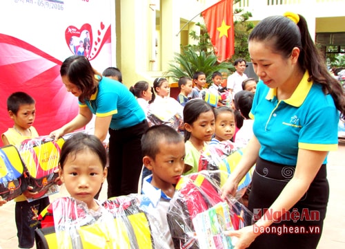 Các đơn vị tặng quà cho học sinh nghèo nhân dịp khai giảng