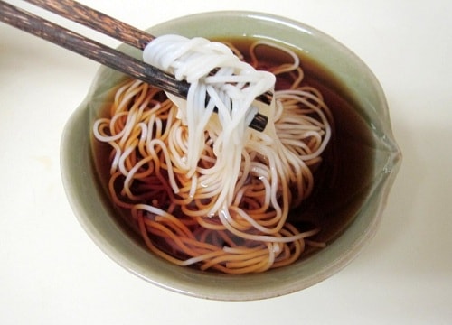 Khách Tây thích thú vớt mì trượt máng tại Nhật Bản