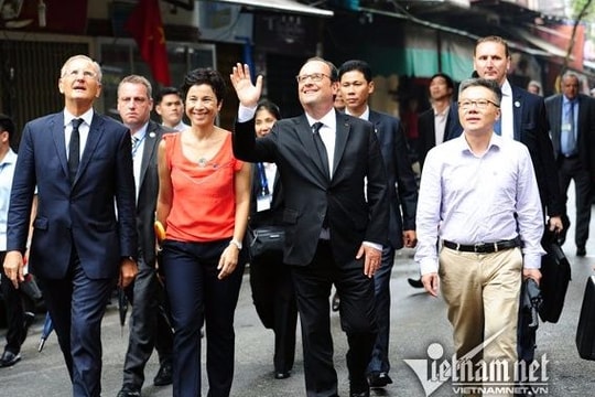 Tổng thống Pháp dạo ở phố cổ Hà Nội cùng GS. Ngô Bảo Châu