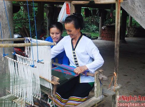 Tìm hiểu ý nghĩa hoa văn trên thổ cẩm người Thái