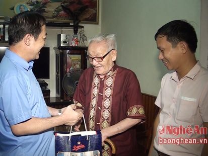 Lãnh đạo TP. Vinh thăm, tặng quà cán bộ lão thành cách mạng