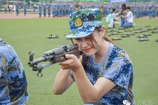 Nữ sinh Trung Quốc da trắng môi hồng trên thao trường quân sự