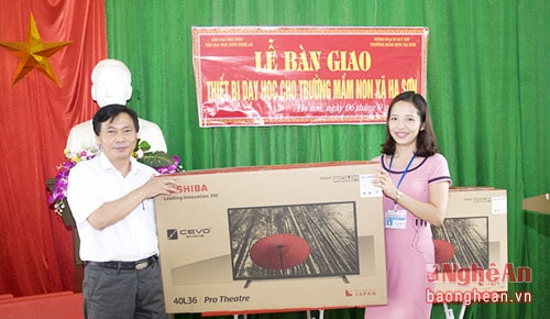 Tặng thiết bị dạy học trị giá gần 60 triệu đồng cho Trường mầm non xã Hạ Sơn