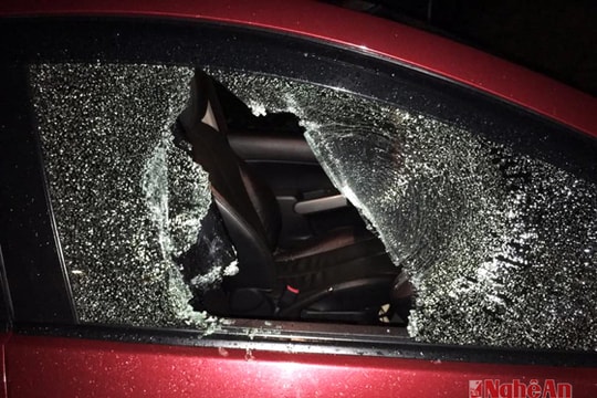 Hàng loạt xe ô tô bị kẻ gian đập kính, trộm tài sản