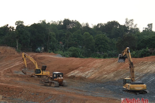 Sông ngầm dưới đập phụ thủy lợi bản Mồng là hang cac xtơ