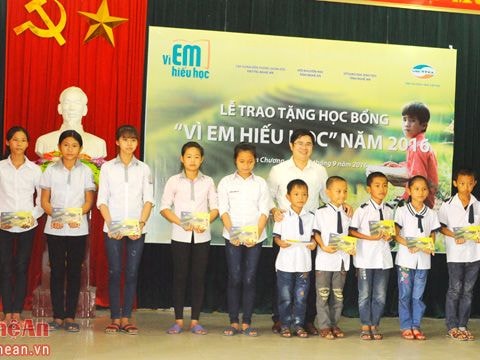 Viettel Nghệ An khởi động chương trình học bổng 'Vì em hiếu học' năm 2016