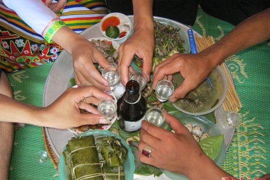 Người Thái làm mọc hoa chuối cúng rằm tháng Tám