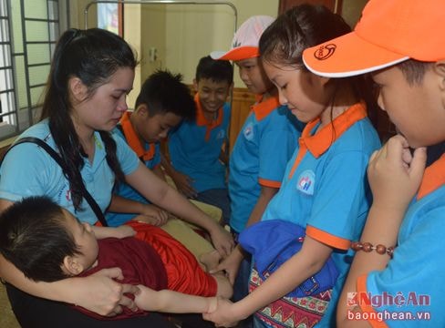 Trường Phượng Hoàng đem Trung thu đến với trẻ em có hoàn cảnh khó khăn