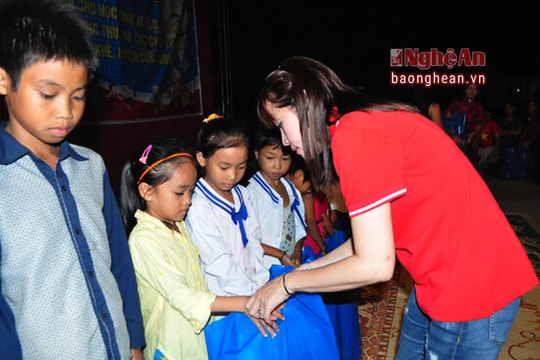 Tặng 250 suất quà Trung thu cho học sinh nghèo xã Lạng Khê