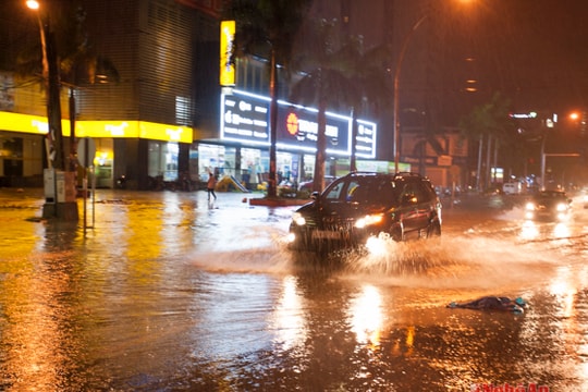 Mưa lớn ở thành Vinh, nhiều tuyến đường ngập sâu trong nước