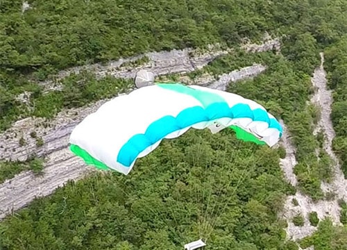 Kỷ niệm sinh nhật bằng màn nhảy dù khỏa thân